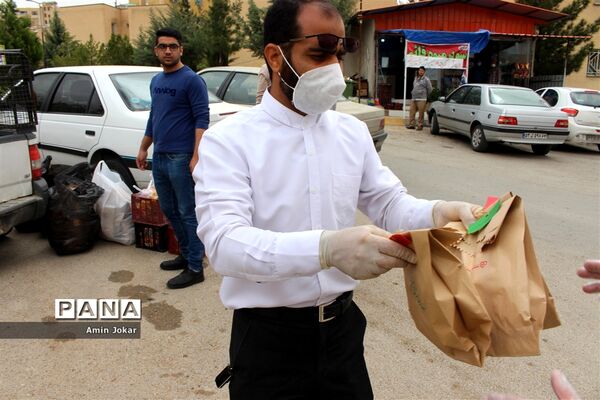 ضدعفونی  و توزیع اقلام بهداشتی در مجتمع‌های مسکونی شهر صدرا  توسط فرهنگیان به مناسبت میلاد حضرت مهدی(عج)