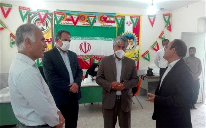 بازدید بخشدار و رئیس آموزش وپرورش از کارگاه تولید ماسک بهداشتی در منطقه