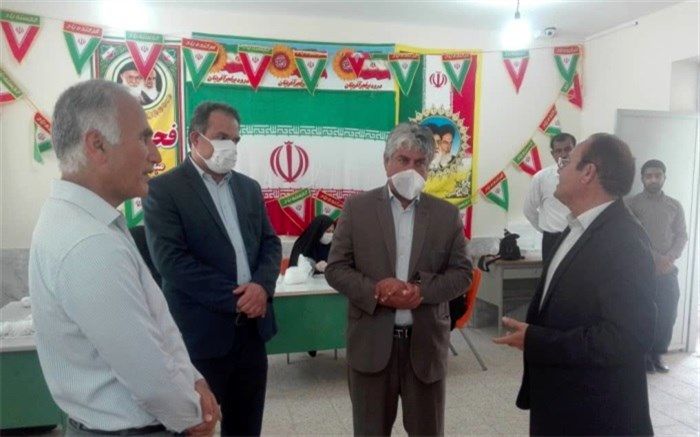 بازدید بخشدار و رئیس آموزش وپرورش از کارگاه تولید ماسک بهداشتی در منطقه
