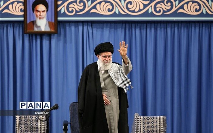 تصویری از رهبر انقلاب در یک مدرسه عشایری؛ ۳۲ سال پیش
