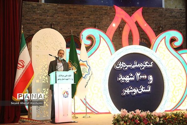 تجلیل از دست اندرکاران کنگره سرداران و 2 هزار شهید استان بوشهر