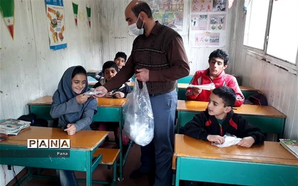 در روزهای تعطیلی مدارس، دانش‌آموزان مناطق اِشکِوَر به یاری یکدیگر آمدند