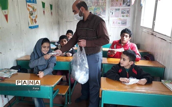 در روزهای تعطیلی مدارس، دانش‌آموزان مناطق اِشکِوَر به یاری یکدیگر آمدند