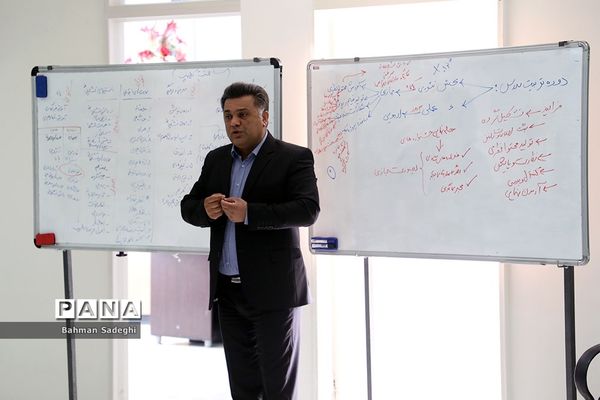 جلسه کاری فعالیت دانش‌آموزی سازمان دانش‌آموزی با رعایت پروتکل بهداشتی