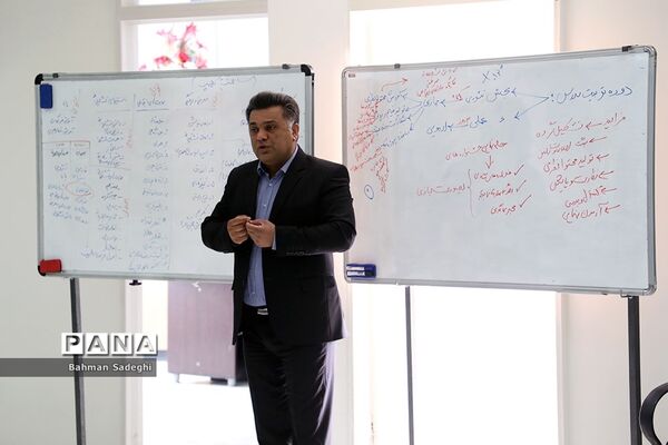 جلسه کاری فعالیت دانش‌آموزی سازمان دانش‌آموزی با رعایت پروتکل بهداشتی