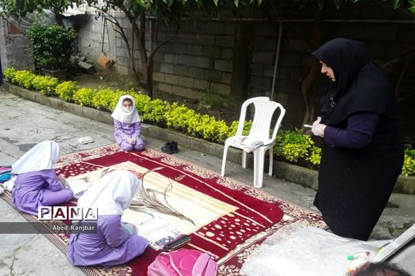 آموزگار پایه سوم حیاط خانه را کلاس درس کرد