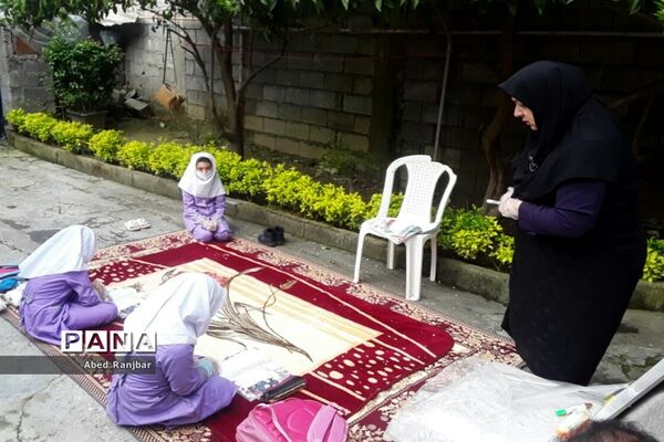 آموزگار پایه سوم حیاط خانه را کلاس درس کرد