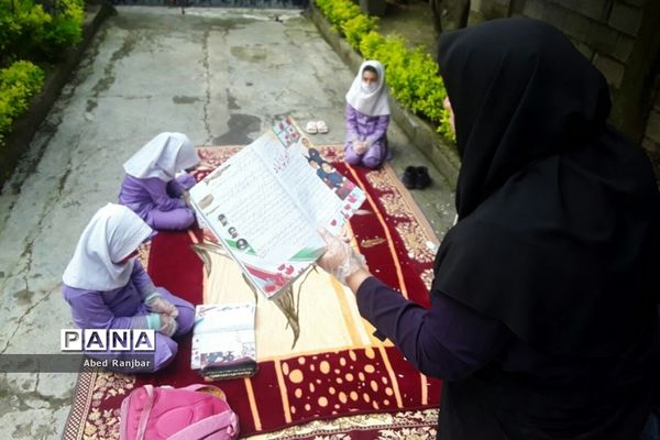 آموزگار پایه سوم حیاط خانه را کلاس درس کرد