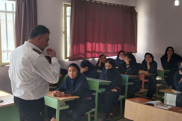 آموزش اصول اولیه آتش‌نشانی در مدرسه زکیه صباشهر