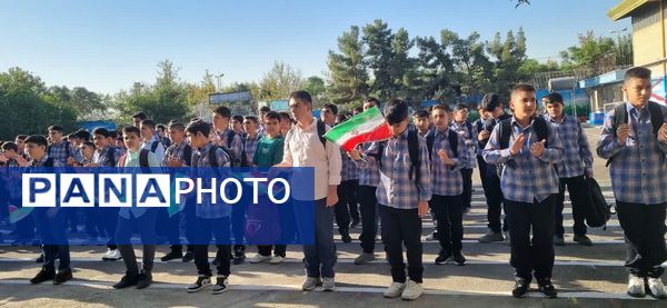 نواختن زنگ آغاز سال تحصیلی در مدرسه اندیشه شاهد منطقه ۱۶ 