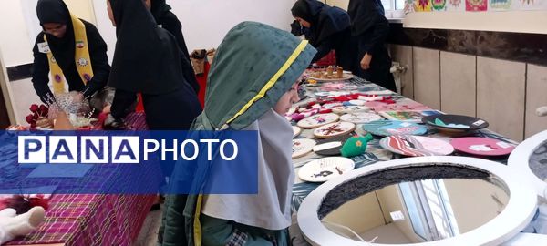 بازارچه کسب و کار دانش آموزی در دبیرستان مادر مهربان خلیل آباد