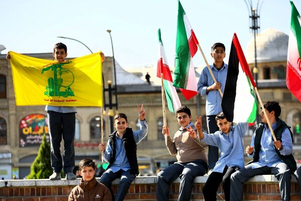 دانش آموزان و مسئولین در کنار یکدیگر، روز دانش‌آموز را رقم زدند