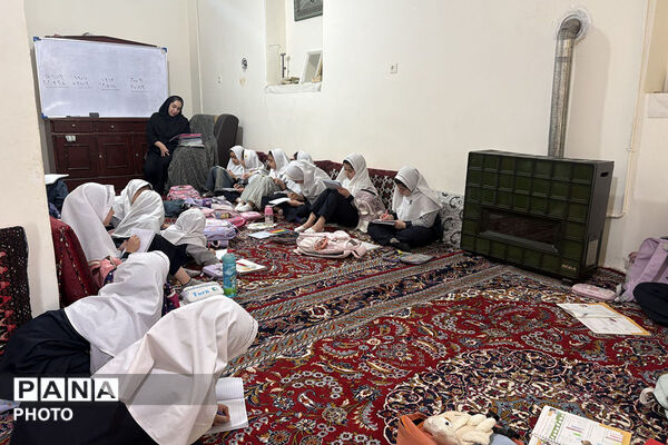 فداکاری معلم شیروانی برای برگزاری کلاس حضوری در خانه یک مادر مهربان