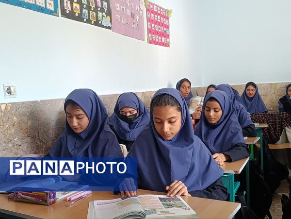 همدلی و همکاری دانش‌آموزان در اجرای طرح مدام دبیرستان دکتر جواد حداد ۲ 