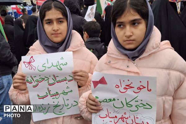 ادای احترام به شهدا با کوله‌پشتی‌های «یادبود» در راهپیمایی روز قدس