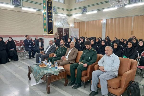 برگزاری یادواره شهدا به مناسبت هفته دفاع مقدس در دبیرستان حضرت زینب(س) ناحیه یک شهرری