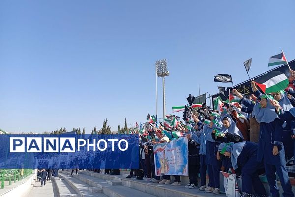 استادیوم ورزشی شهدای شهرستان قدس میزبان پرشورترین مراسم روز دانش‌آموز 