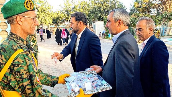 دولتمردان غبار از مزار شهدا برداشتند 