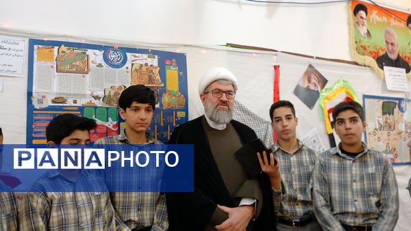 افتتاحیه نمایشگاه مدرسه انقلاب در دبیرستان شهید سلیمانی