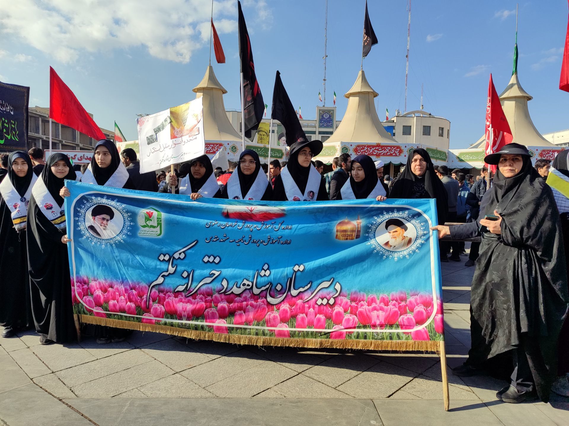 دانش آموزان شاهد تکتم ناحیه۳ ،پرچمداران راهپیمایی ۱۳ آبان