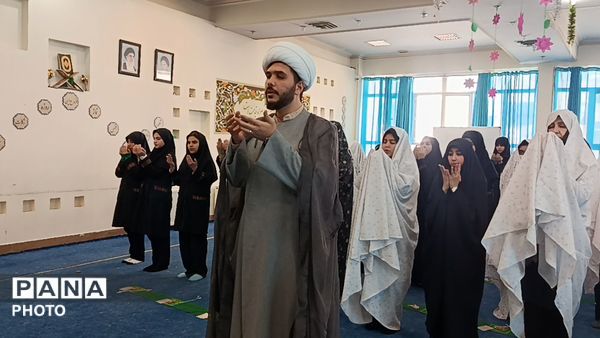 برپایی نماز جماعت با حضور پرشور دانش‌آموزان دبیرستان تیمسار فلاحی ناحیه 1 کرج 