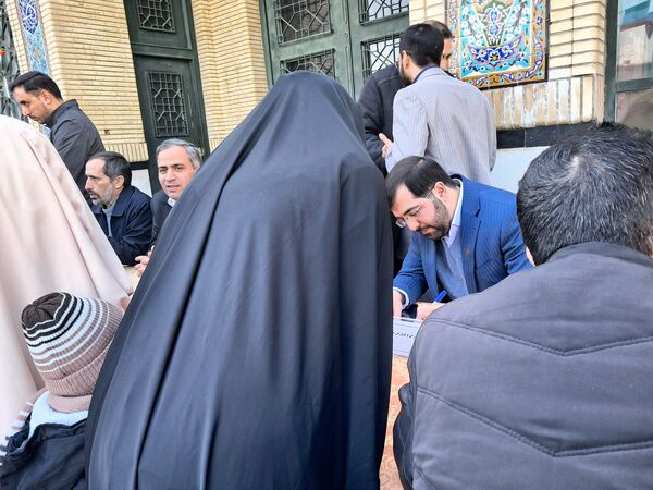 برپایی میز خدمت در نمازجمعه ملارد؛ حل سریع مشکلات مردم در حاشیه نمازجمعه