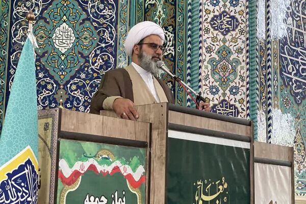 فرهنگیان شهرستان ملارد با حضور خود در نمازجمعه این هفته یاد شهید رجایی را گرامی داشتند 