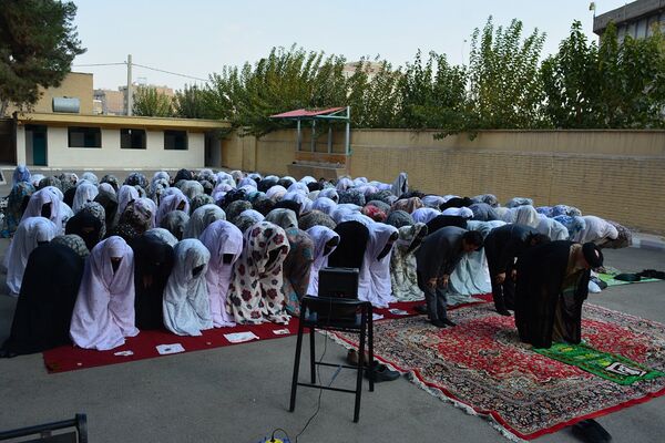 نماز باران، همخوانی زمین و آسمان در دبیرستان ولایت بهارستان‌دو