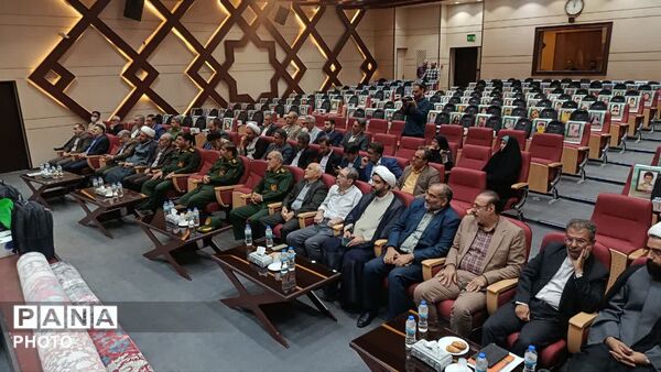  آیین اهدای 7 هزار و 225 بسته لوازم التحریر به یاد شهدای دانش آموز میناب در قم