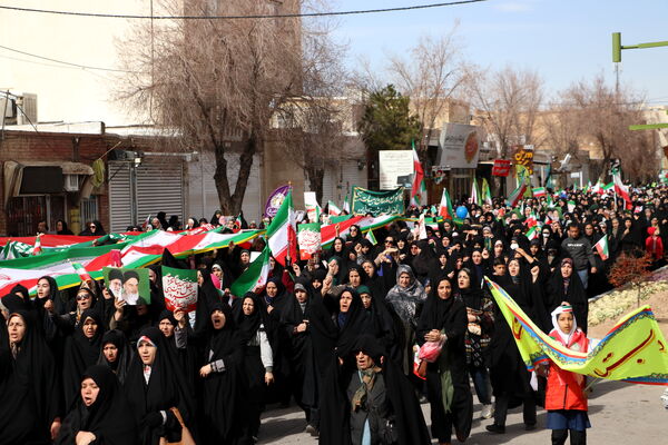 شکوه همبستگی مردم آباده در راهپیمایی ۲۲ بهمن