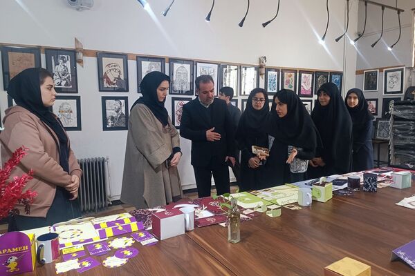 برپایی نمایشگاه آثار هنری دانش‌آموزان به مناسبت دهه فجر 
