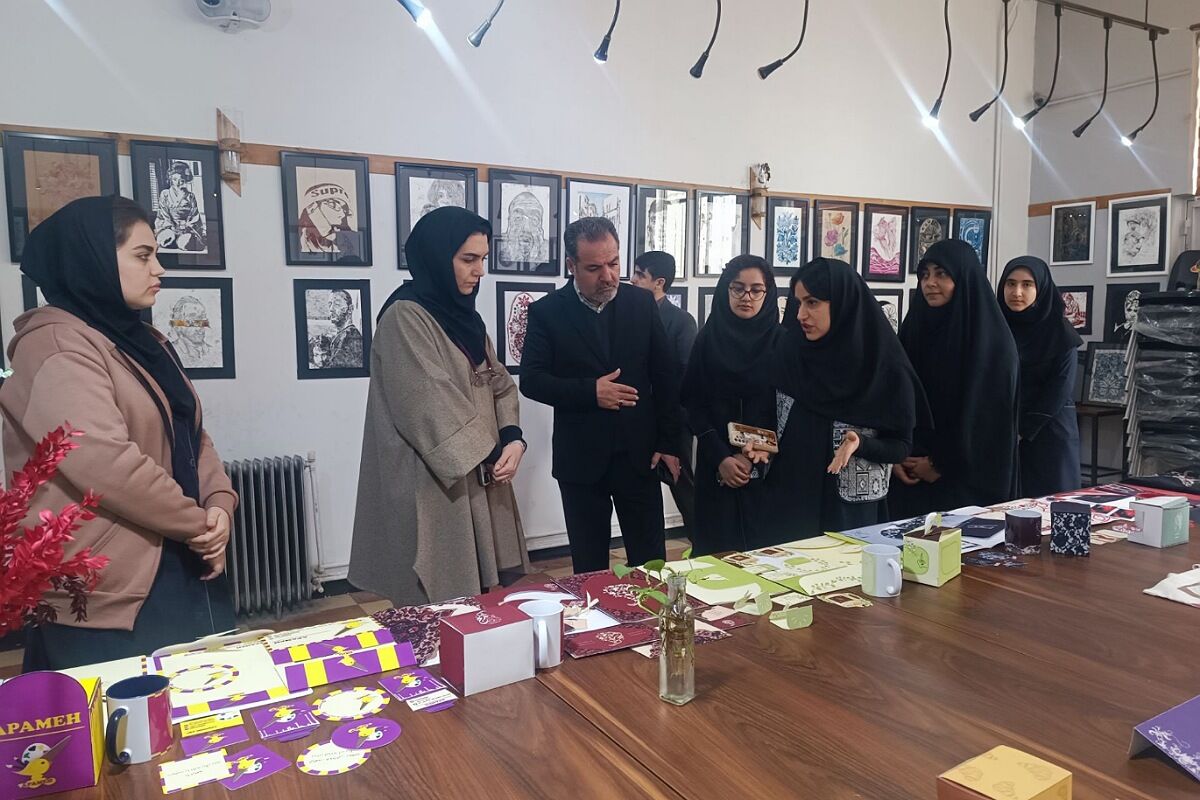 برپایی نمایشگاه آثار هنری دانش‌آموزان به مناسبت دهه فجر 