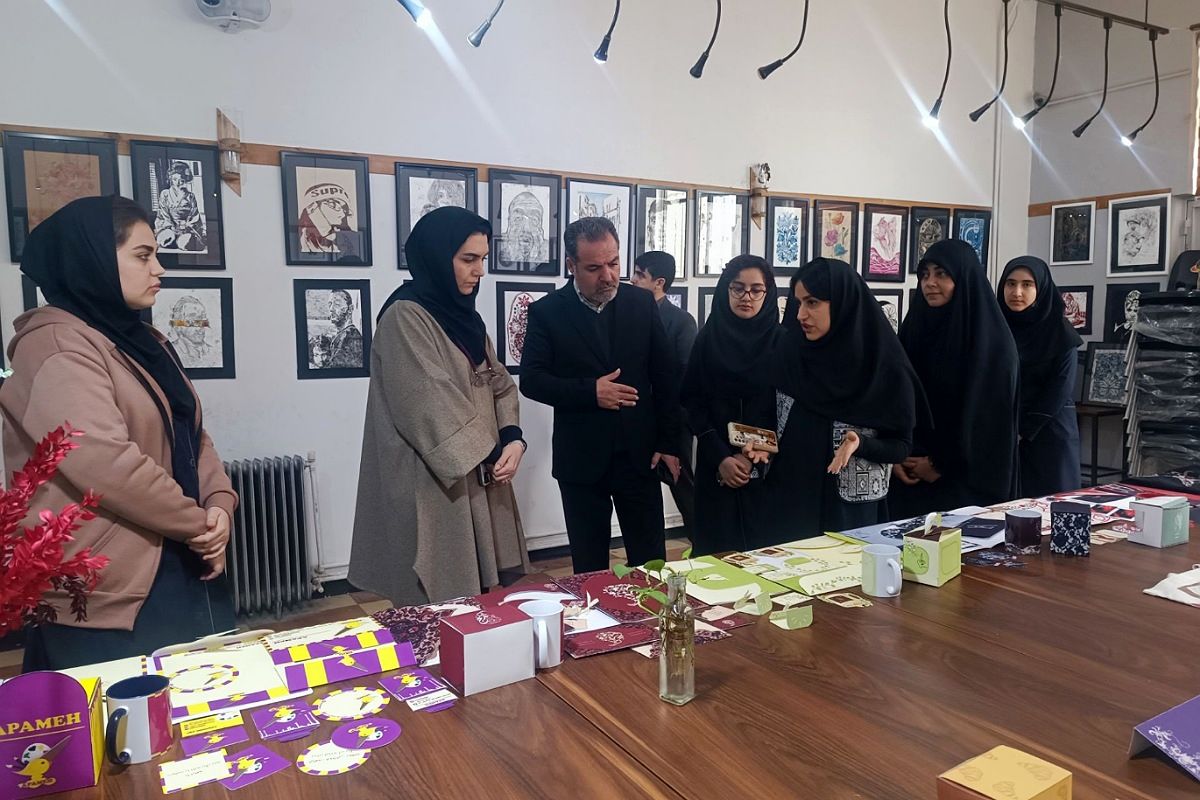 برپایی نمایشگاه آثار هنری دانش‌آموزان به مناسبت دهه فجر 