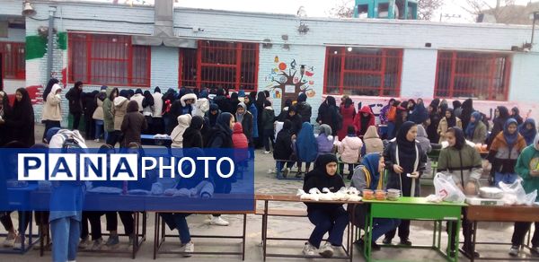 بازارچه دانش‌آموزی کسب در آمد در دبیرستان میثاق منطقه تبادکان مشهد