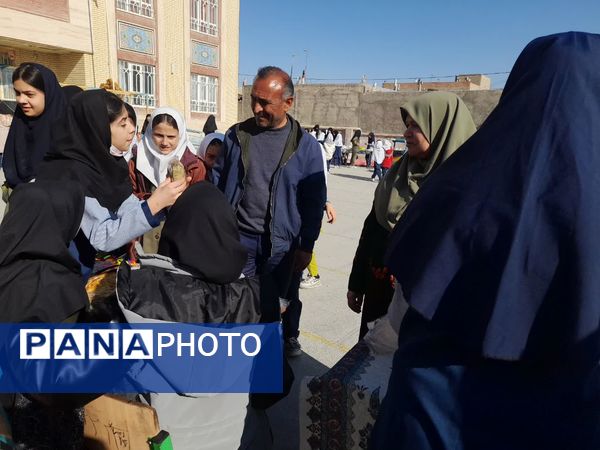 برپایی بازارچه مدرسه‌ای به‌مناسبت دهه فجر در آموزشگاه دخترانه شهید حسن زاده خانلق