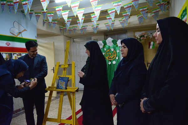 فانوس به دبیرستان حکمت آمد