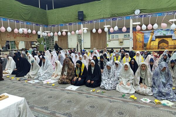 اعتکاف دانش‌آموزی رباط‌کریم با پرچم‌گردانی حضرت ابوالفضل(ع)