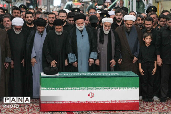 اقامه نماز بر پیکر مطهر رهبر شهید انقلاب در حرم مطهر رضوی-۱