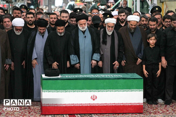 اقامه نماز بر پیکر مطهر رهبر شهید انقلاب در حرم مطهر رضوی-۱