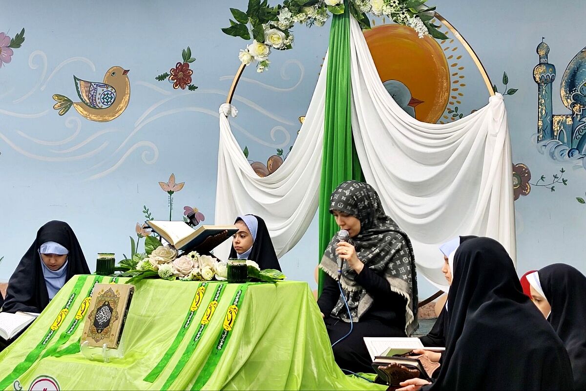 محفل نورانی انس با قرآن کریم در دبستان حکمت نبوی ناحیه دو شهرری 