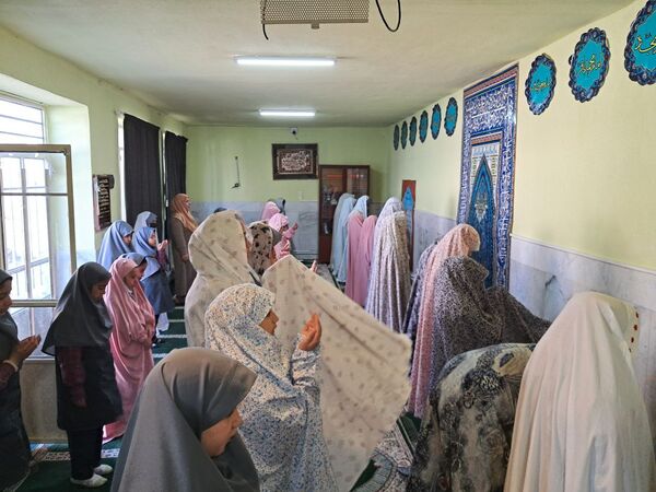 شرکت دانش‌آموزان مدرسه حضرت زینب(س) در نماز جماعت