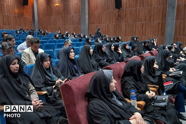 جلسه مدیران مدارس منطقه کهریزک؛ هماهنگی «پروژه مهر» و آیین بدرقه رهبر شهید