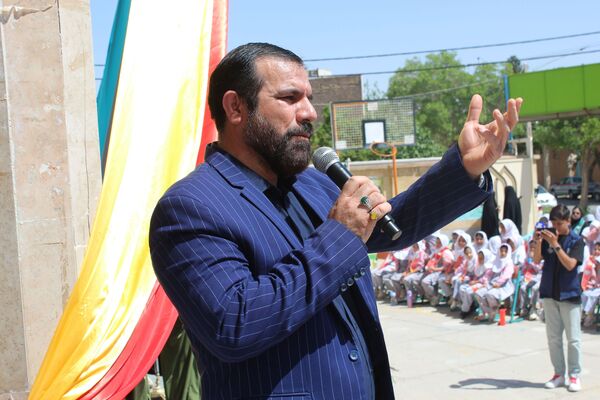 نواختن زنگ سپاس معلم در دبستان دخترانه شاهد نرگس