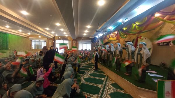 مراسم روز دانش آموز در دبستان دخترانه شاهد تحقیقی ناحیه ۶