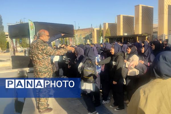 اردوی آمادگی و دفاعی دانش‌آموزان پایه نهم مدرسه فرشتگان در موزه دفاع مقدس