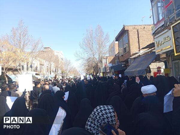 شهید وطن بر روی دستان مردم شهید پرور تشیع شد