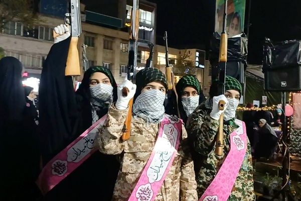 حضور دشمن شکن دختران با صلابت سنندج در شب میلاد حضرت معصومه (س)