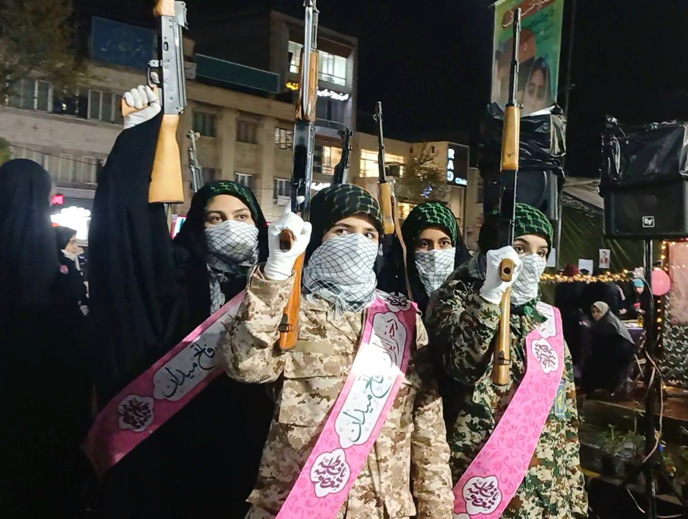 حضور دشمن شکن دختران با صلابت سنندج در شب میلاد حضرت معصومه (س)