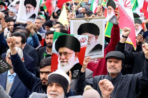 طنین شعارهای انقلابی در سالروز پیروزی انقلاب اسلامی ایران
