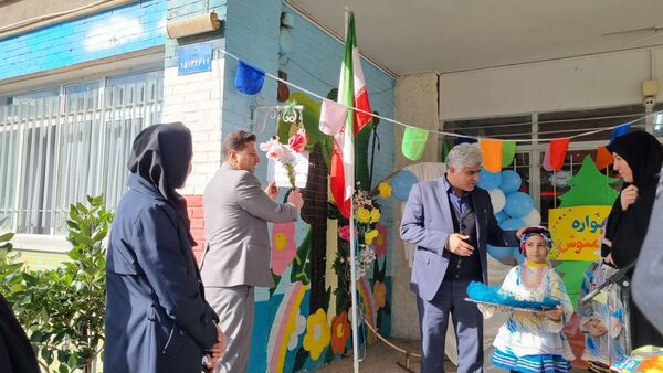 آیین نواختن زنگ هوای پاک در دبستان شریعه افشار‌نژاد ناحیه ۶